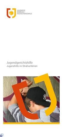 Jugendlicher mit Basecap lehnt an eine Graffiti-Wand