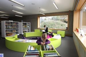 Literatur schmökernde Kinder im farbig modernen Eingangsbereich der Mediathek Gundelfingen