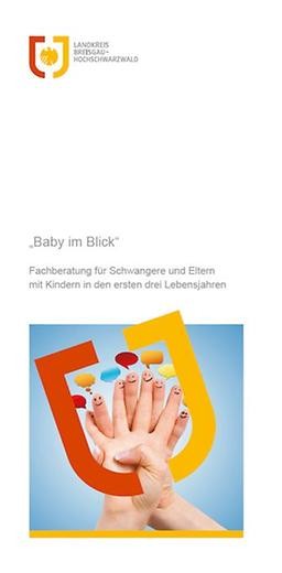 Kleines Mädchen küsst einer schwangeren Frau auf den Bauch