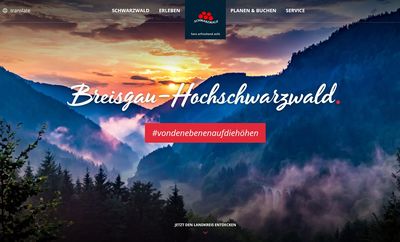 Schönes Bild mit Blick auf die Berge und ins Tal bei Morgenrot, Schriftzug "Breisgau-Hochschwarzwald"